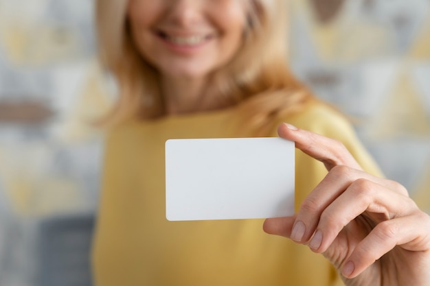 Foto gratuita mujer sonriente borrosa con tarjeta de visita