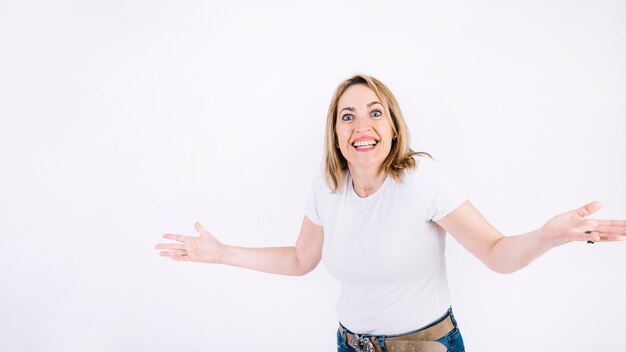 Mujer sonriente con los brazos abiertos