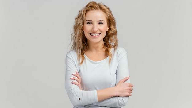 Mujer sonriente con los brazos cruzados