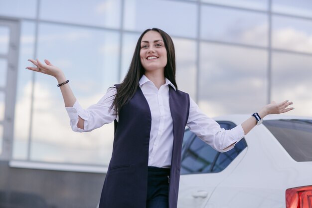 Mujer sonriente con los brazos levantados