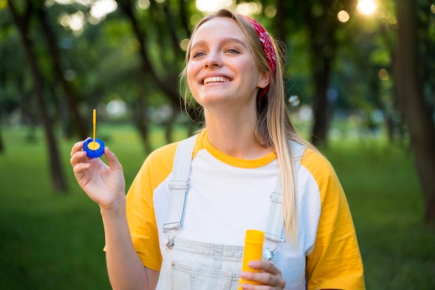 Foto gratuita mujer sonriente con burbujas al aire libre