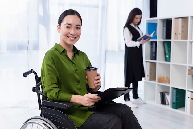 Mujer sonriente con café trabajando