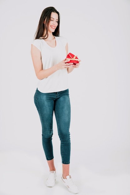 Mujer sonriente con caja de corazón