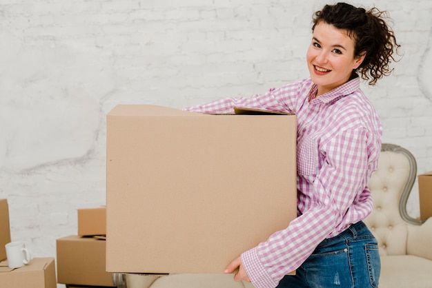 Mujer sonriente con caja grande