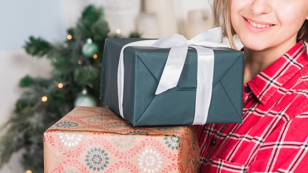 Foto gratuita mujer sonriente con cajas de regalo