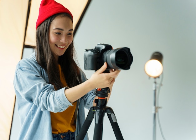 Mujer sonriente con cámara de fotos