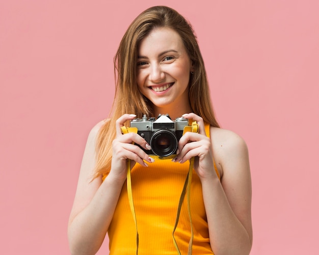 Mujer sonriente con cámara