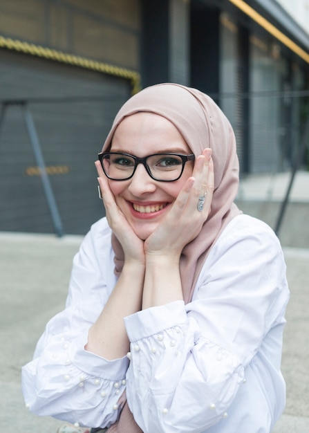 Mujer sonriente con camisa blanca