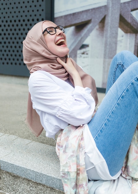 Foto gratuita mujer sonriente con camisa blanca