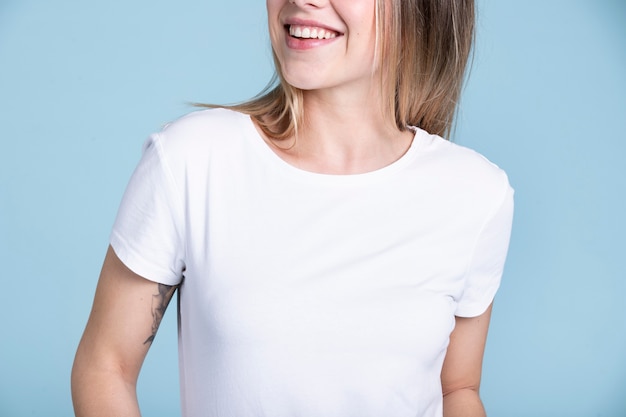 Foto gratuita mujer sonriente con camisa en blanco