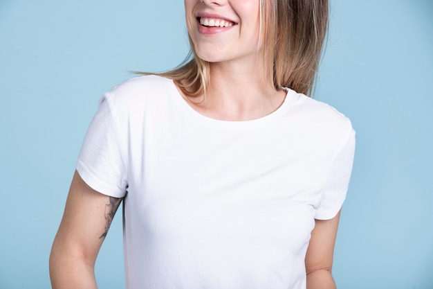 Mujer sonriente con camisa en blanco