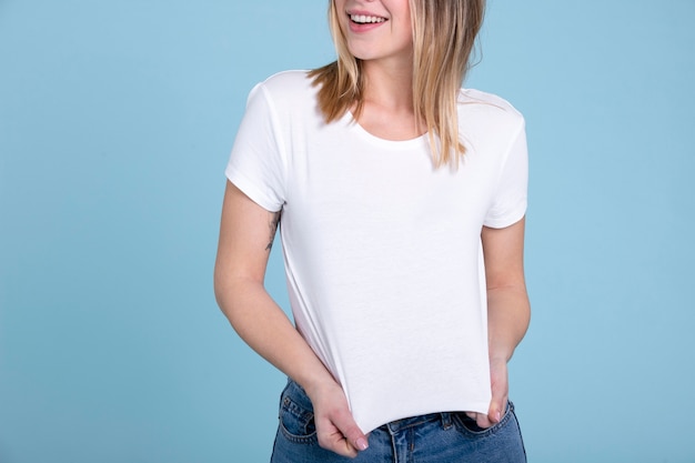 Mujer sonriente con camisa en blanco