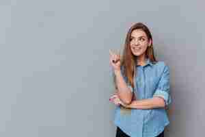 Foto gratuita mujer sonriente en camisa posando en studio