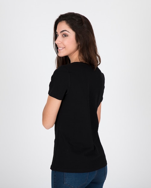 Mujer sonriente con camiseta negra