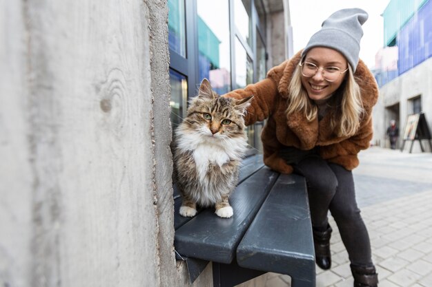 Mujer sonriente, caricias, gato