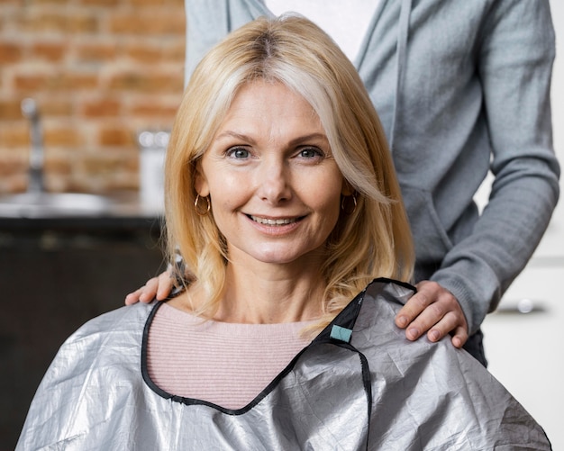 Foto gratuita mujer sonriente en casa preparándose para un corte de pelo