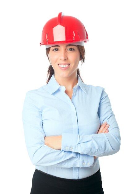 Mujer sonriente con el casco rojo