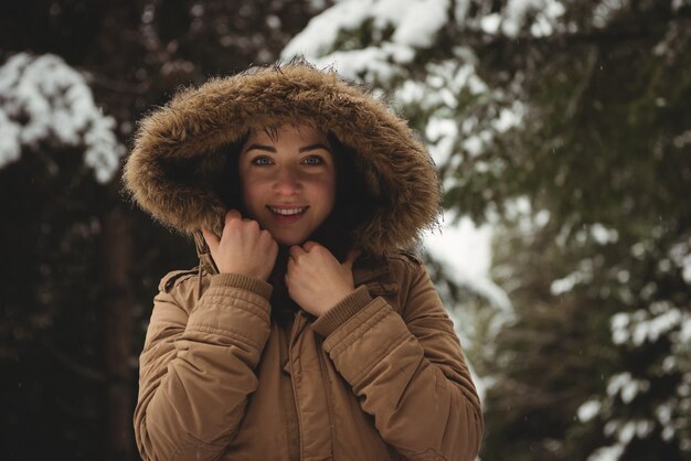 Mujer sonriente en chaqueta de piel durante el invierno