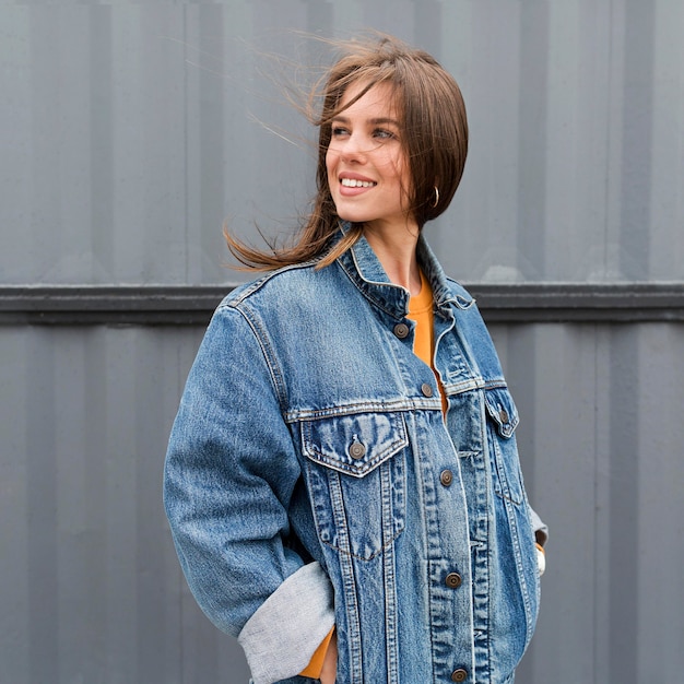 Foto gratuita mujer sonriente con chaqueta vaquera