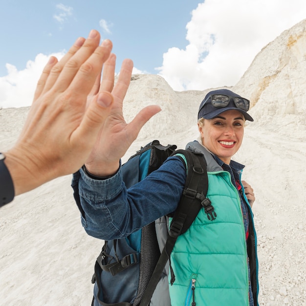 Foto gratuita mujer sonriente choca esos cinco con pareja