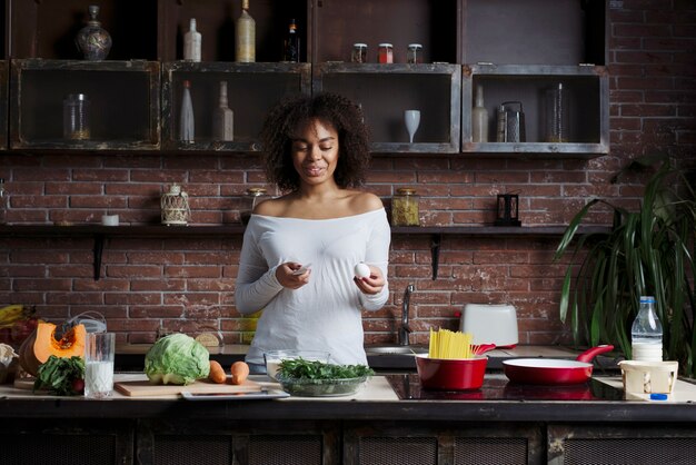 Mujer sonriente en cocina moderna