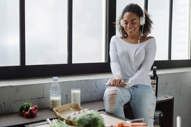 Mujer sonriente en cocina