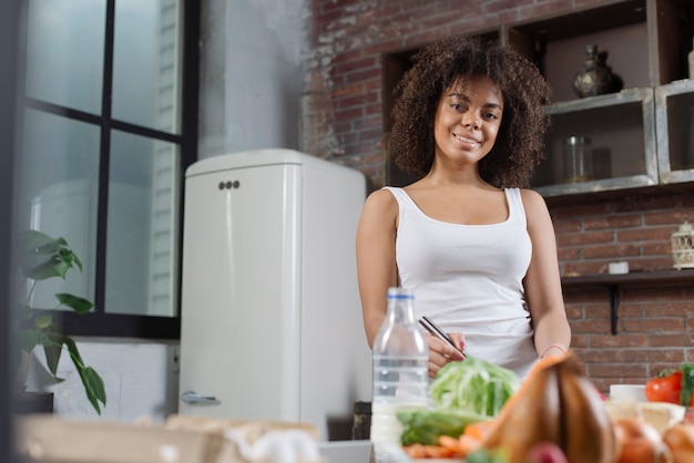 Mujer sonriente cocinando