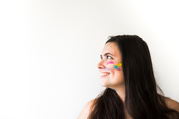 Mujer sonriente con colores en la cara