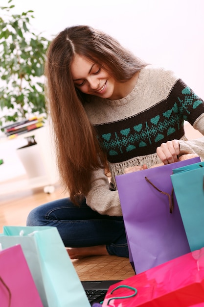 Mujer sonriente con coloridos bolsos de compras