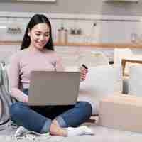 Foto gratuita mujer sonriente de compras en línea con laptop y tarjeta de crédito