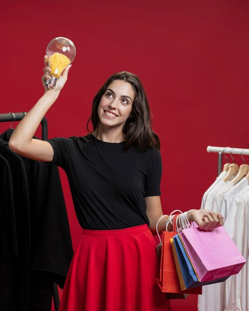 Mujer sonriente en compras mirando hacia arriba