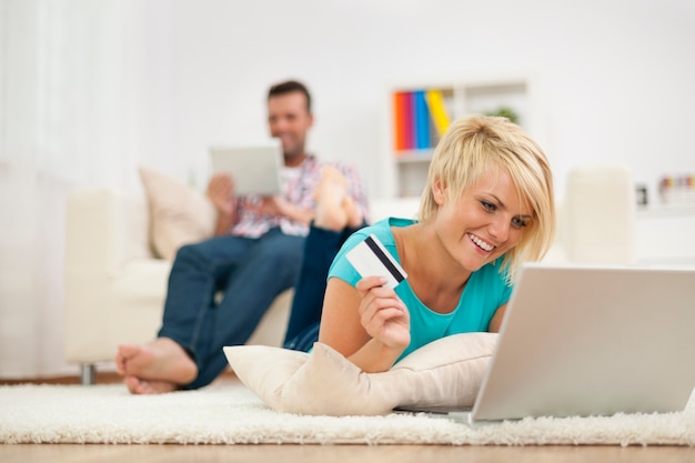 Mujer sonriente y compras online en casa
