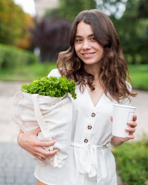 Foto gratuita mujer sonriente con compras orgánicas