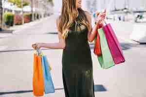 Foto gratuita mujer sonriente durante las compras