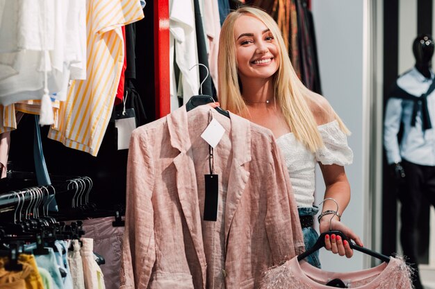 Mujer sonriente comprobando la ropa