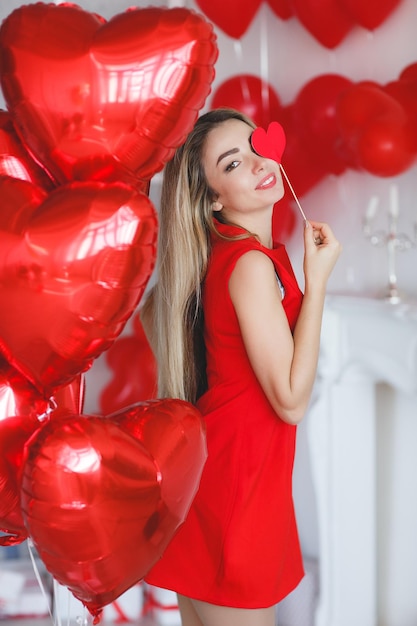 mujer sonriente con corazones interior