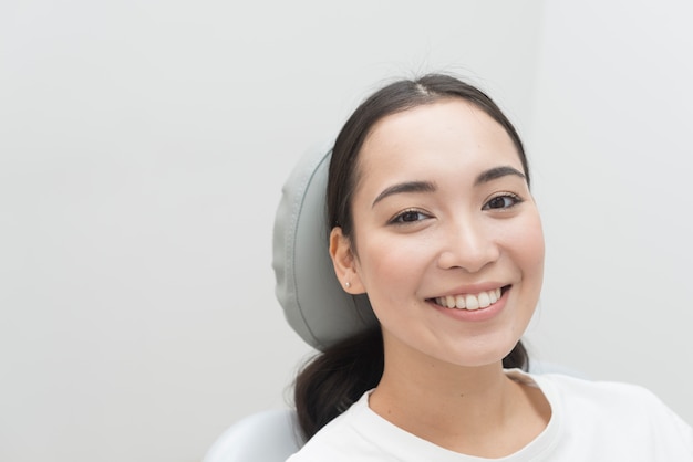 Mujer sonriente en dentista