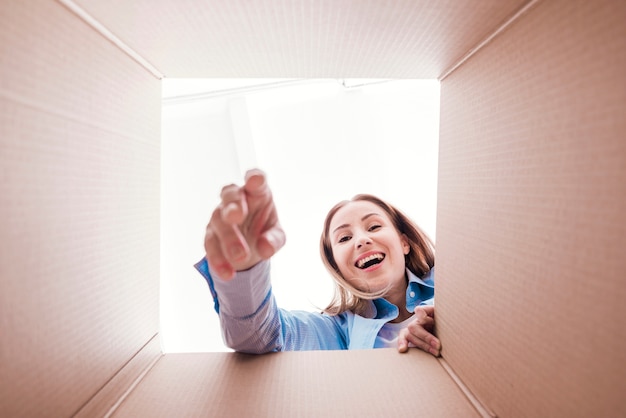 Mujer sonriente dentro de la parte inferior de la vista de caja