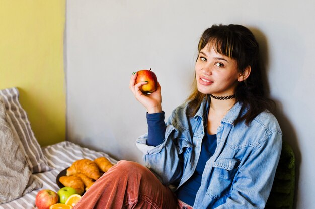 Mujer sonriente con desayuno