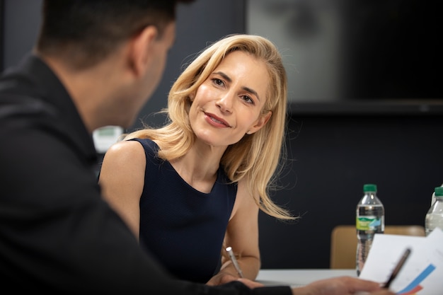 Mujer sonriente discutiendo con el hombre