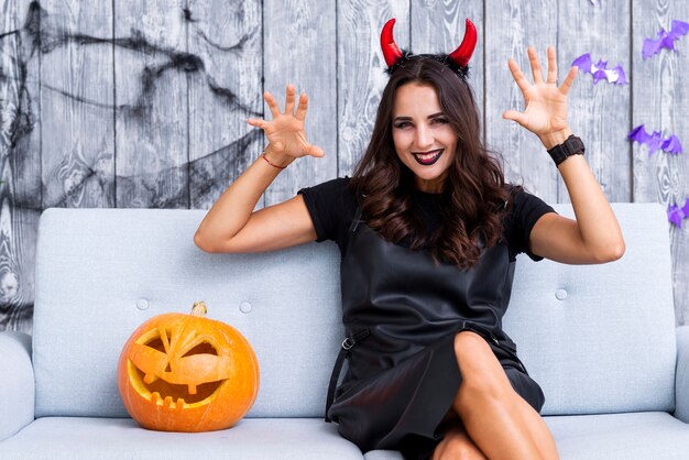 Mujer sonriente en disfraces de halloween