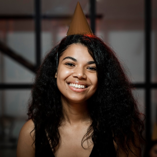 Mujer sonriente disfrutando de una fiesta de fin de año