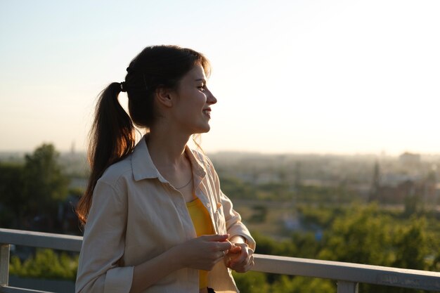 Mujer sonriente disfrutando de la naturaleza tiro medio