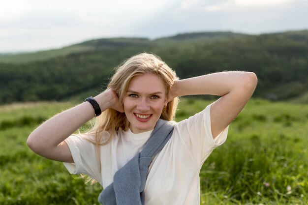 Mujer sonriente disfrutando de su tiempo en la naturaleza