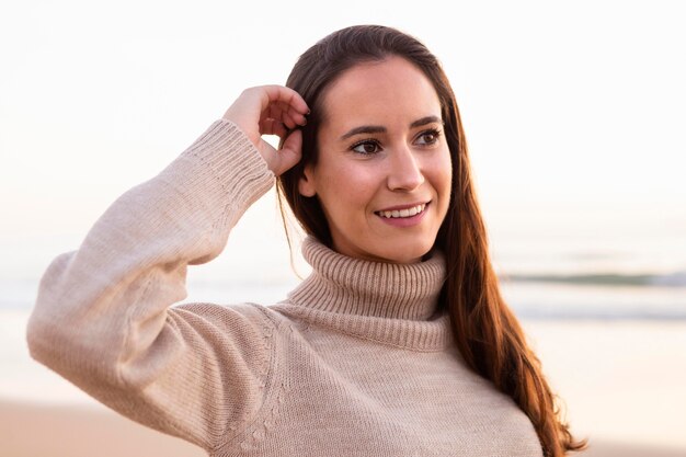 Mujer sonriente disfrutando de su tiempo en la playa