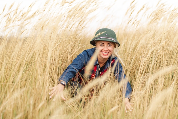 Mujer sonriente disfrutando de trigo