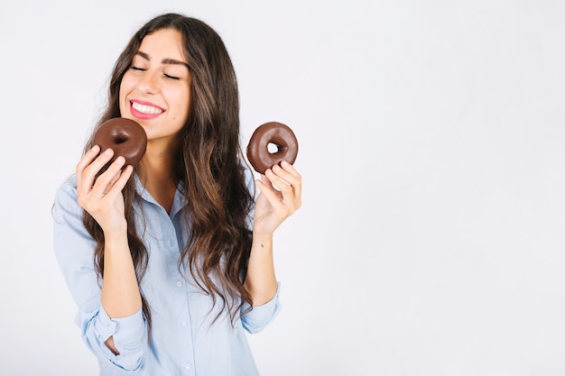 Mujer sonriente con donuts