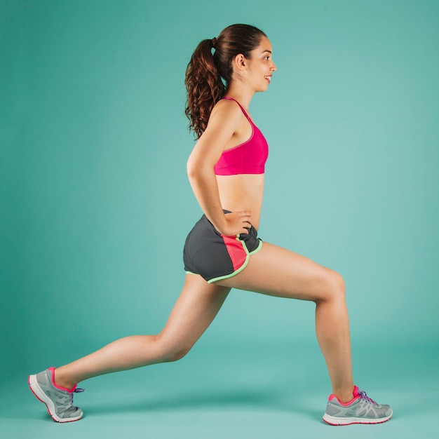 Mujer sonriente durante el ejercicio de piernas