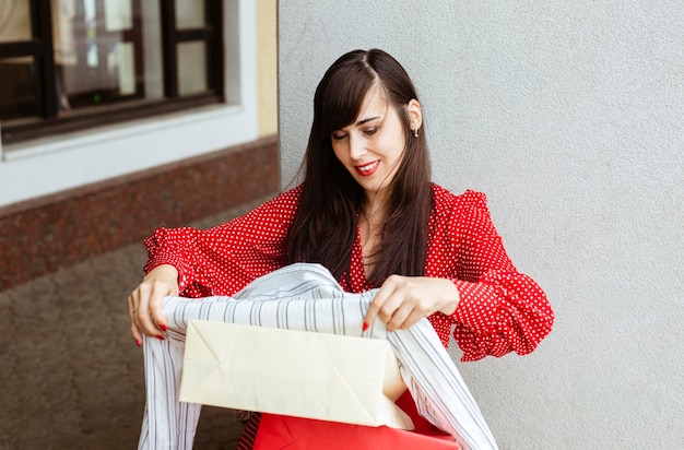 Mujer sonriente emocionada por sus artículos de compra venta