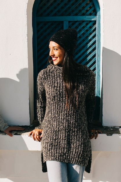 Foto gratuita mujer sonriente enfrente de ventana